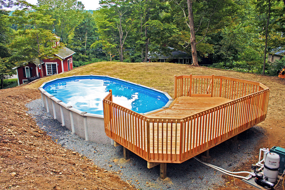 Modelo de piscina elevada, de tamaño medio, redondeada, en patio trasero
