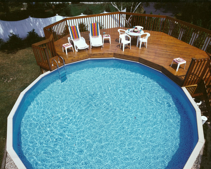 Modelo de piscina de tamaño medio redondeada en patio trasero