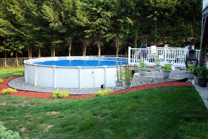 Источник вдохновения для домашнего уюта: наземный, круглый бассейн среднего размера на заднем дворе с настилом