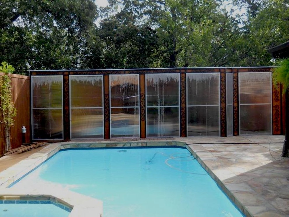 Diseño de casa de la piscina y piscina natural de estilo americano pequeña rectangular en patio trasero con adoquines de piedra natural