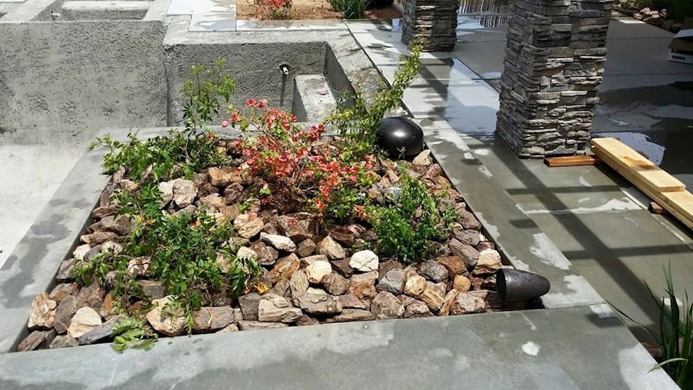 Источник вдохновения для домашнего уюта: большой садовый фонтан на заднем дворе в стиле рустика
