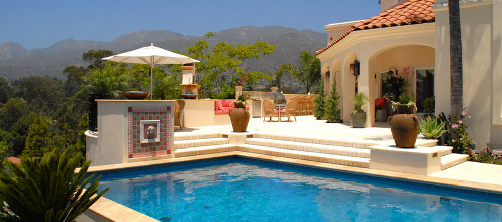 Foto di una grande piscina monocorsia mediterranea rettangolare nel cortile laterale con cemento stampato