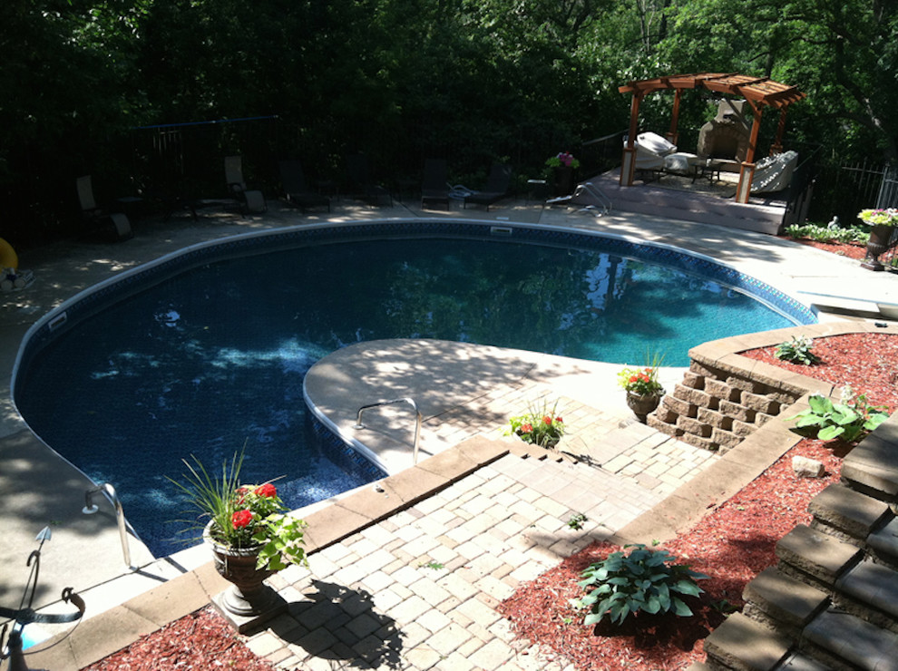 Ispirazione per una grande piscina monocorsia classica personalizzata dietro casa con un acquascivolo e pavimentazioni in cemento
