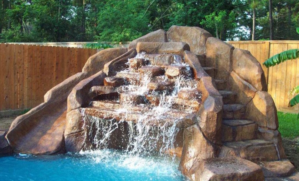 Свежая идея для дизайна: большой бассейн произвольной формы на заднем дворе в морском стиле с фонтаном и покрытием из декоративного бетона - отличное фото интерьера
