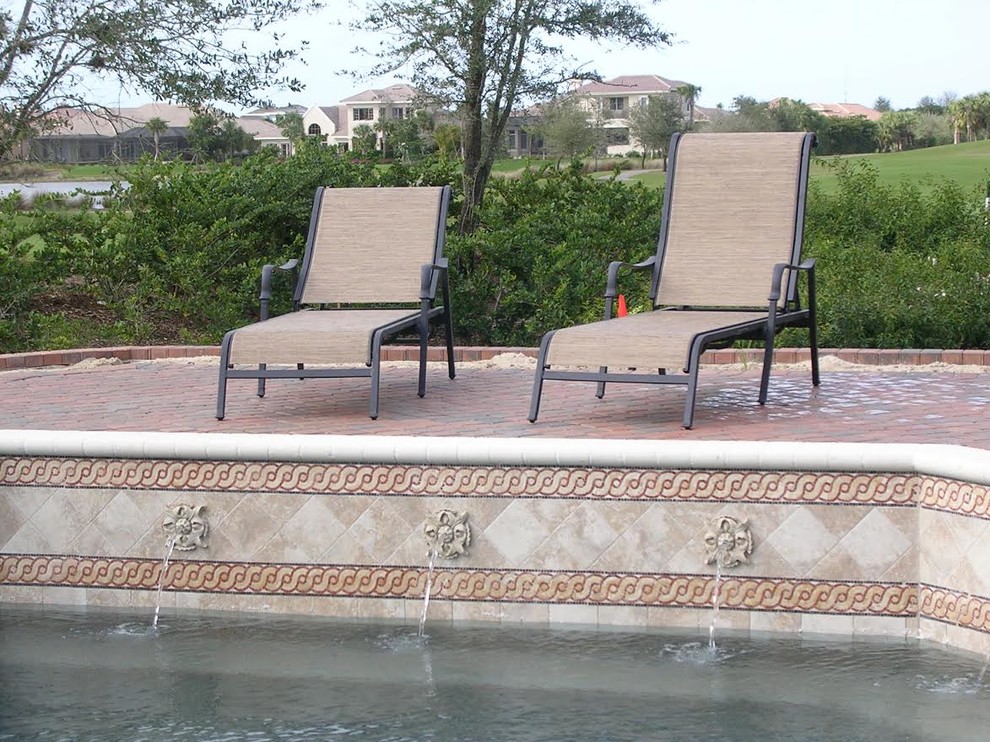 Imagen de piscina rústica de tamaño medio a medida en patio trasero con adoquines de ladrillo
