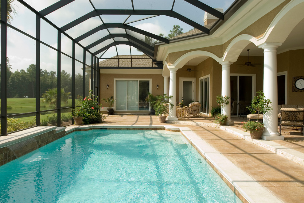 Ispirazione per una piscina tropicale rettangolare in cortile con una dépendance a bordo piscina