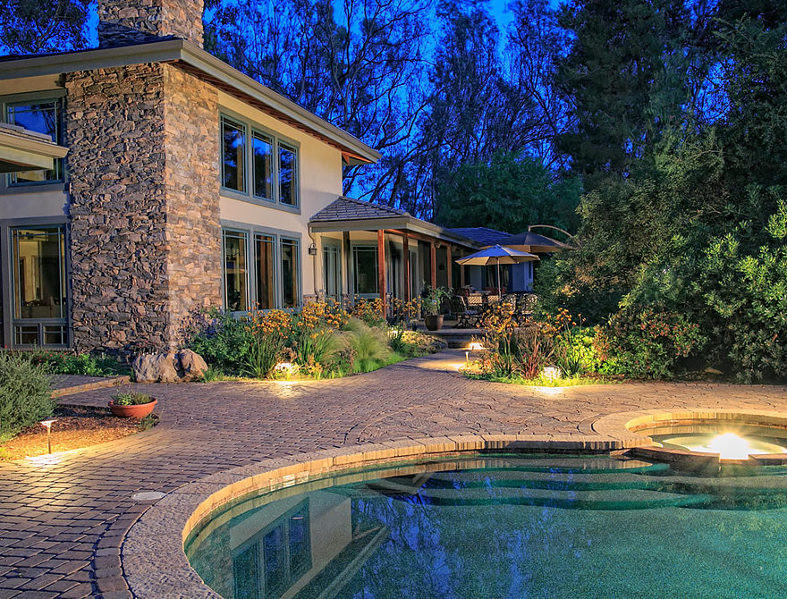 Пример оригинального дизайна: большой естественный бассейн произвольной формы на заднем дворе в классическом стиле с джакузи и мощением тротуарной плиткой