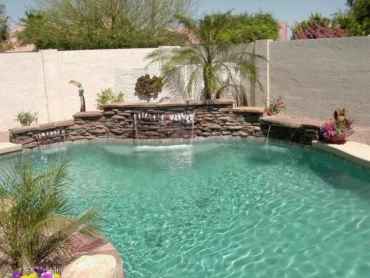 Esempio di una piscina naturale minimal personalizzata di medie dimensioni e dietro casa con fontane e pavimentazioni in cemento