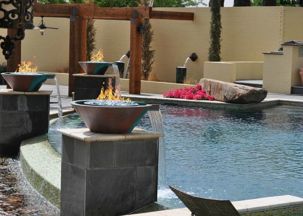 Идея дизайна: большой бассейн-инфинити произвольной формы на заднем дворе в стиле модернизм с фонтаном и покрытием из бетонных плит