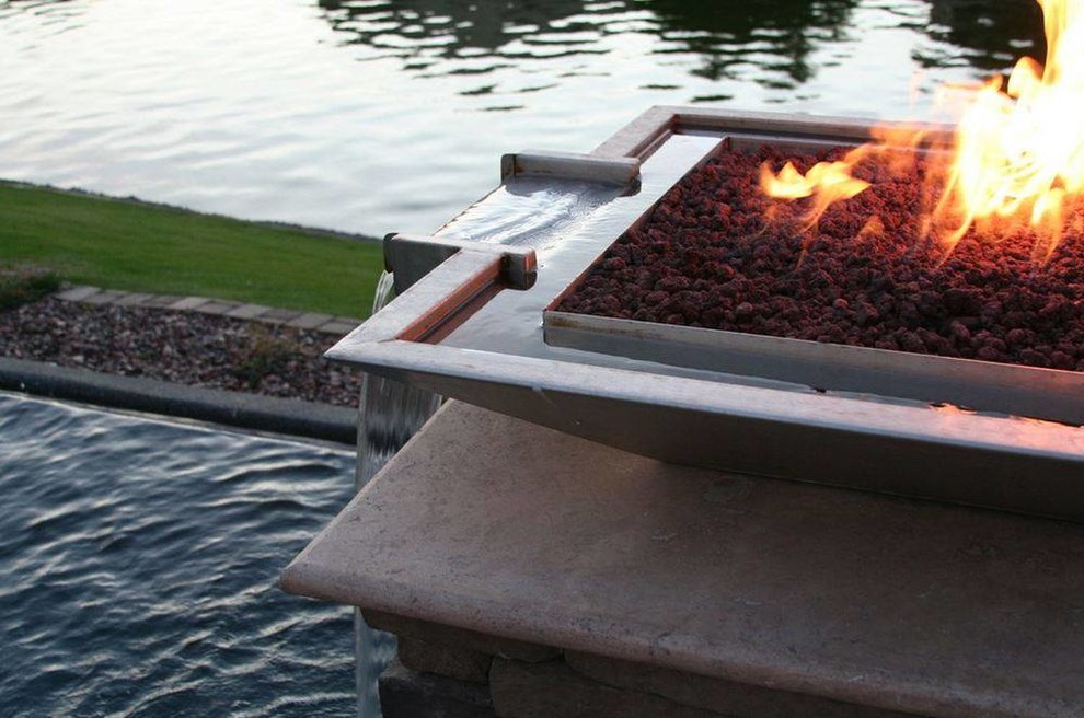 Idée de décoration pour une piscine arrière tradition de taille moyenne et sur mesure.