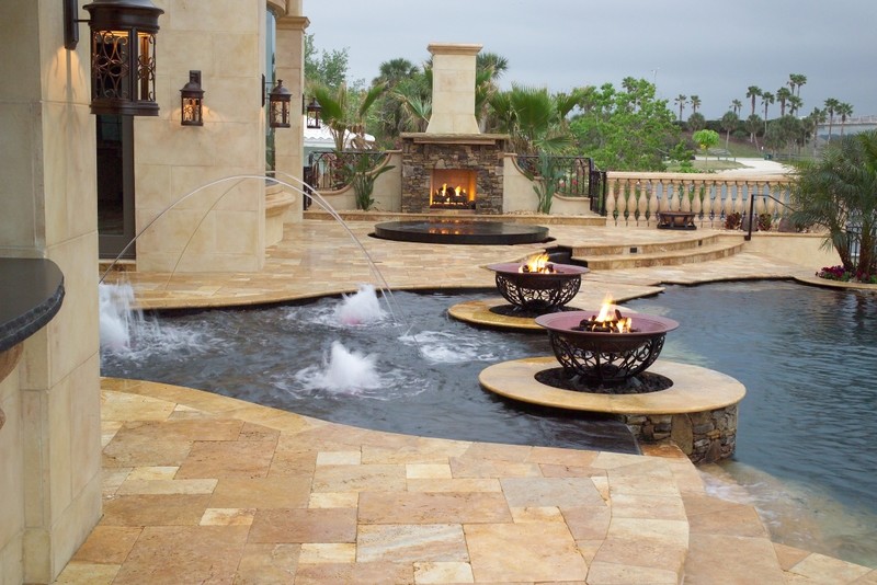 Свежая идея для дизайна: огромный бассейн-инфинити произвольной формы на заднем дворе в средиземноморском стиле с фонтаном и покрытием из каменной брусчатки - отличное фото интерьера