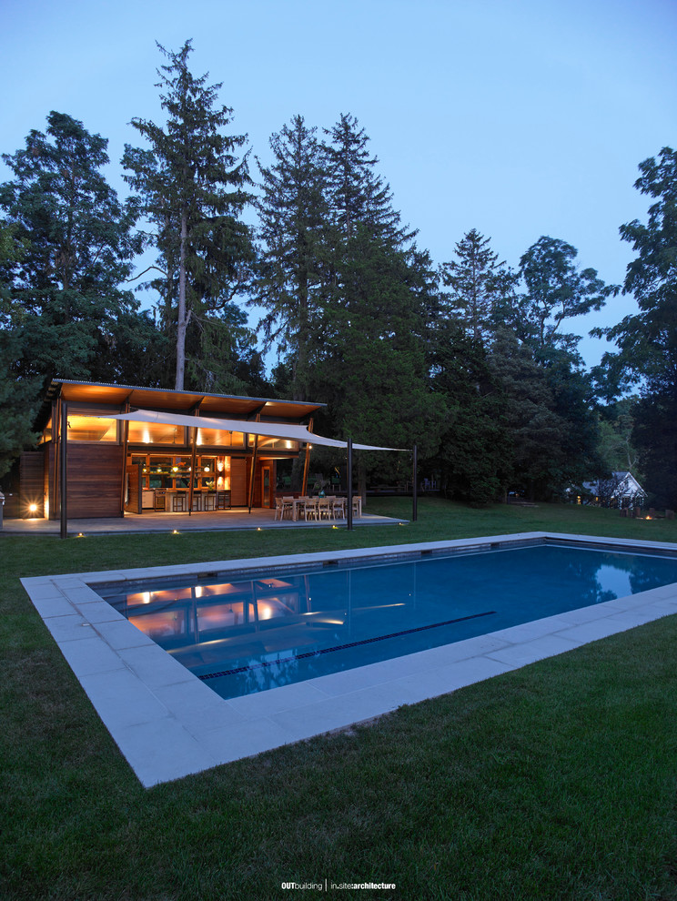 Foto di una piccola piscina contemporanea rettangolare dietro casa con una dépendance a bordo piscina e pavimentazioni in pietra naturale