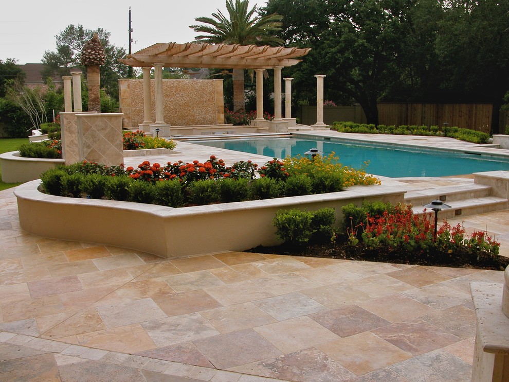 На фото: прямоугольный бассейн на заднем дворе в стиле неоклассика (современная классика) с покрытием из плитки с