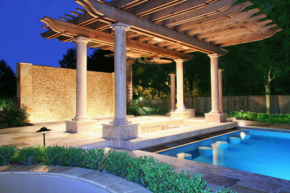 Immagine di una piscina classica rettangolare dietro casa con piastrelle