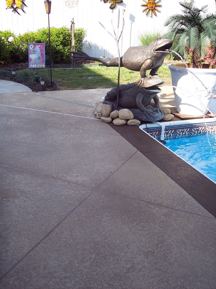 Пример оригинального дизайна: бассейн с покрытием из бетонных плит