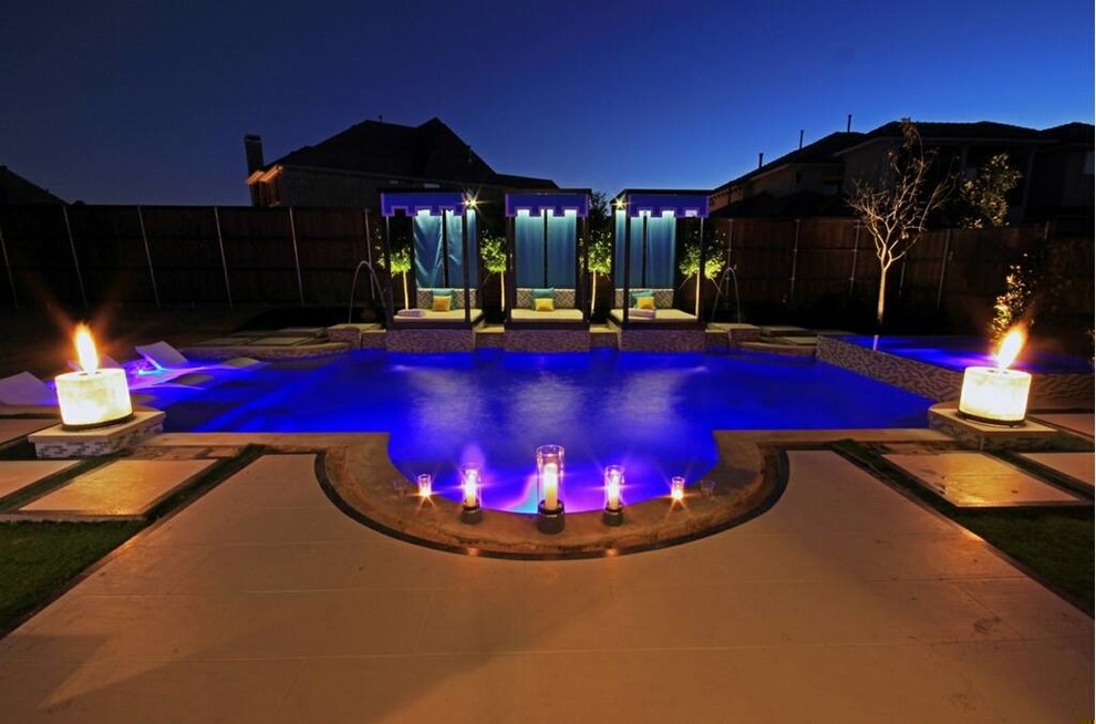 Стильный дизайн: естественный бассейн среднего размера, произвольной формы на заднем дворе в современном стиле с покрытием из бетонных плит - последний тренд