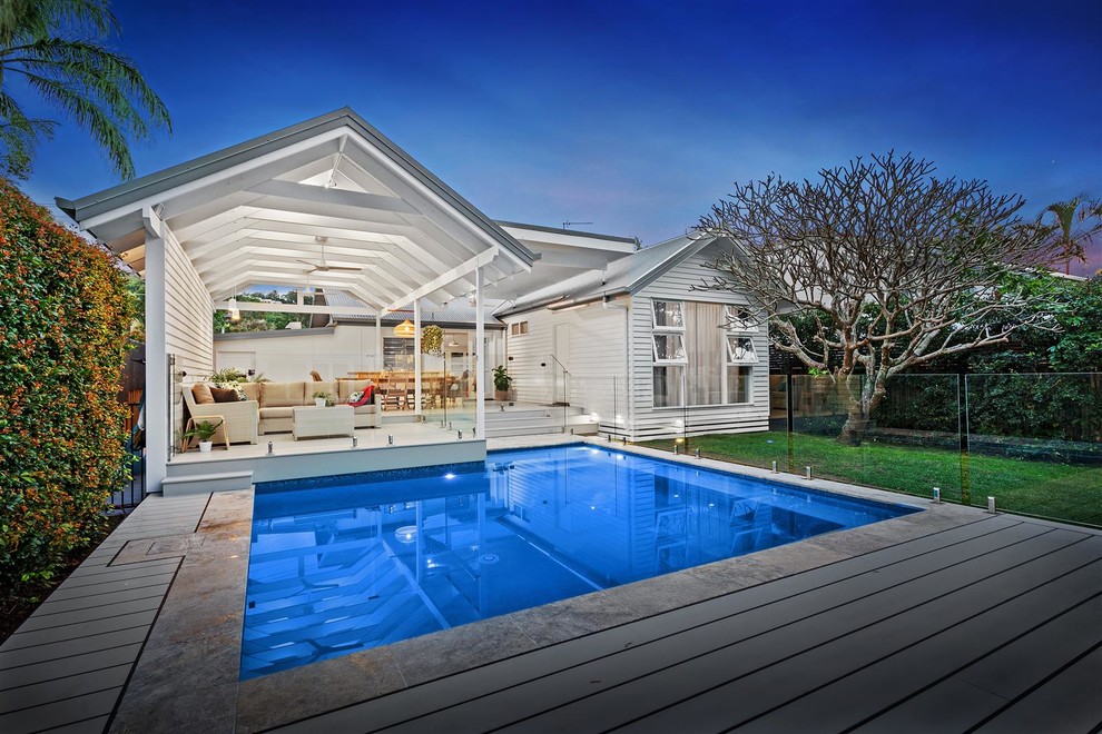 Mittelgroßer Maritimer Pool hinter dem Haus in individueller Form mit Dielen in Gold Coast - Tweed