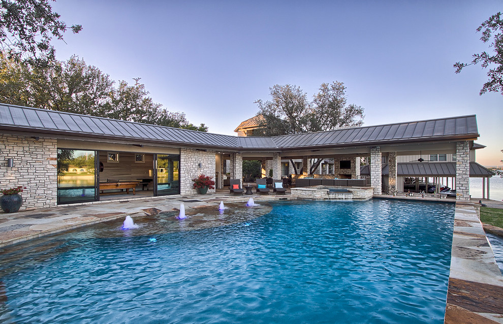Imagen de piscinas y jacuzzis naturales contemporáneos extra grandes rectangulares en patio lateral con adoquines de piedra natural