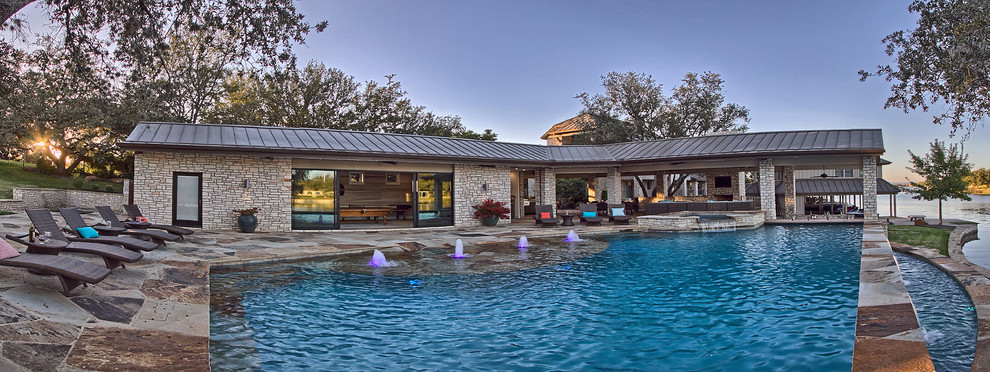 Diseño de piscinas y jacuzzis naturales actuales extra grandes rectangulares en patio lateral con adoquines de piedra natural