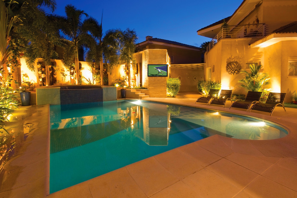 Foto de piscinas y jacuzzis alargados tradicionales renovados grandes a medida en patio trasero