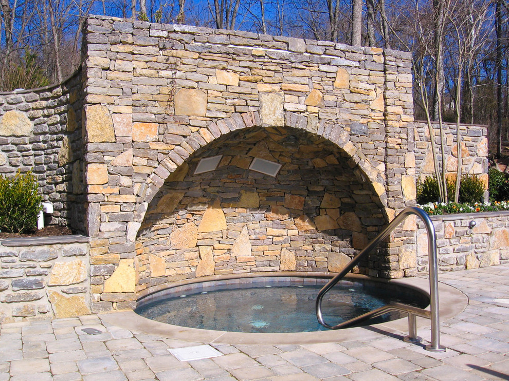 Mittelgroßer Klassischer Pool hinter dem Haus in runder Form mit Natursteinplatten in Nashville