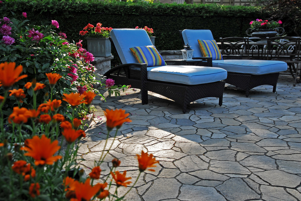 Imagen de piscina con fuente alargada de estilo americano grande tipo riñón en patio trasero con adoquines de piedra natural