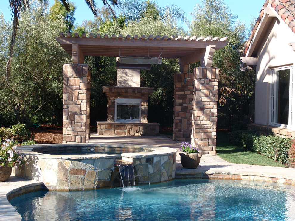 Foto de piscinas y jacuzzis naturales tradicionales de tamaño medio redondeados en patio trasero con losas de hormigón