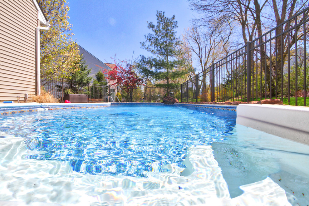 Modelo de piscina moderna de tamaño medio en patio trasero