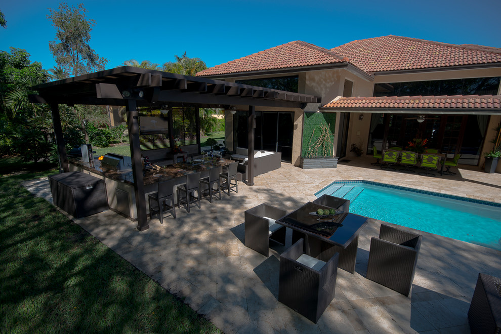 Diseño de piscina natural clásica extra grande rectangular en patio trasero con adoquines de piedra natural