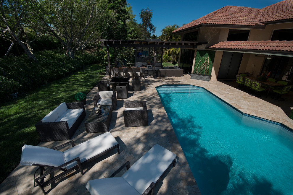 Geräumiger Klassischer Pool hinter dem Haus in rechteckiger Form mit Natursteinplatten in Miami