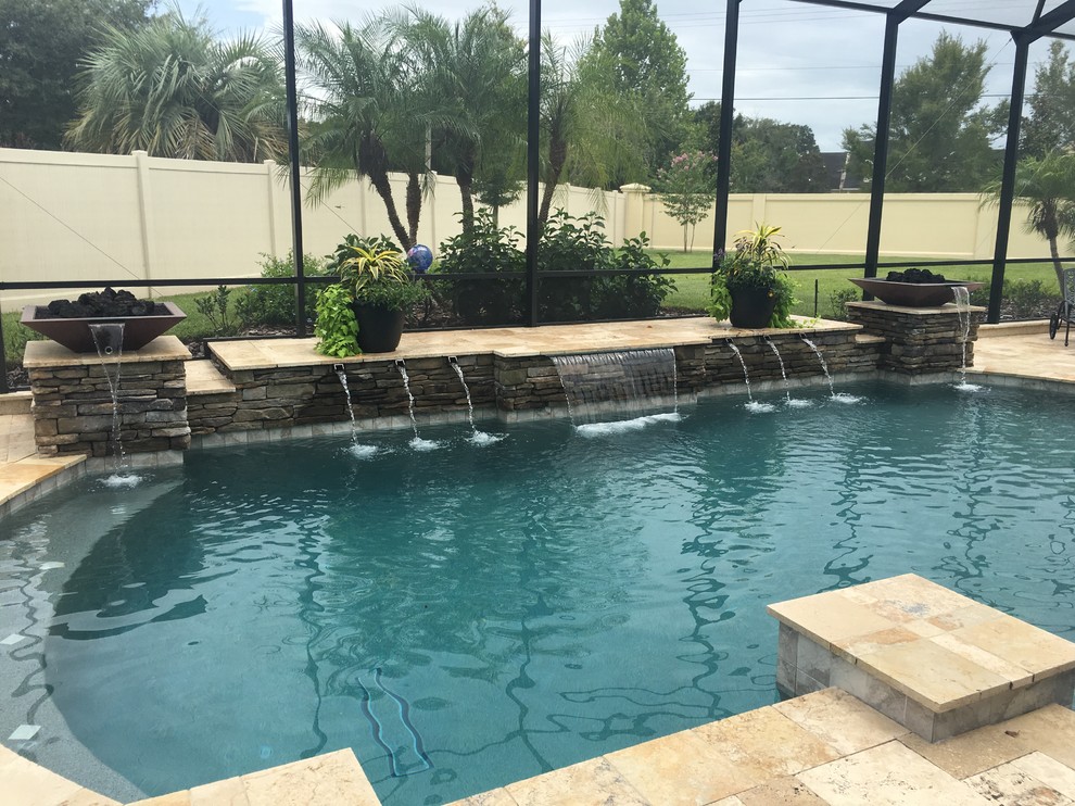 Mittelgroßer Klassischer Pool hinter dem Haus in Tampa