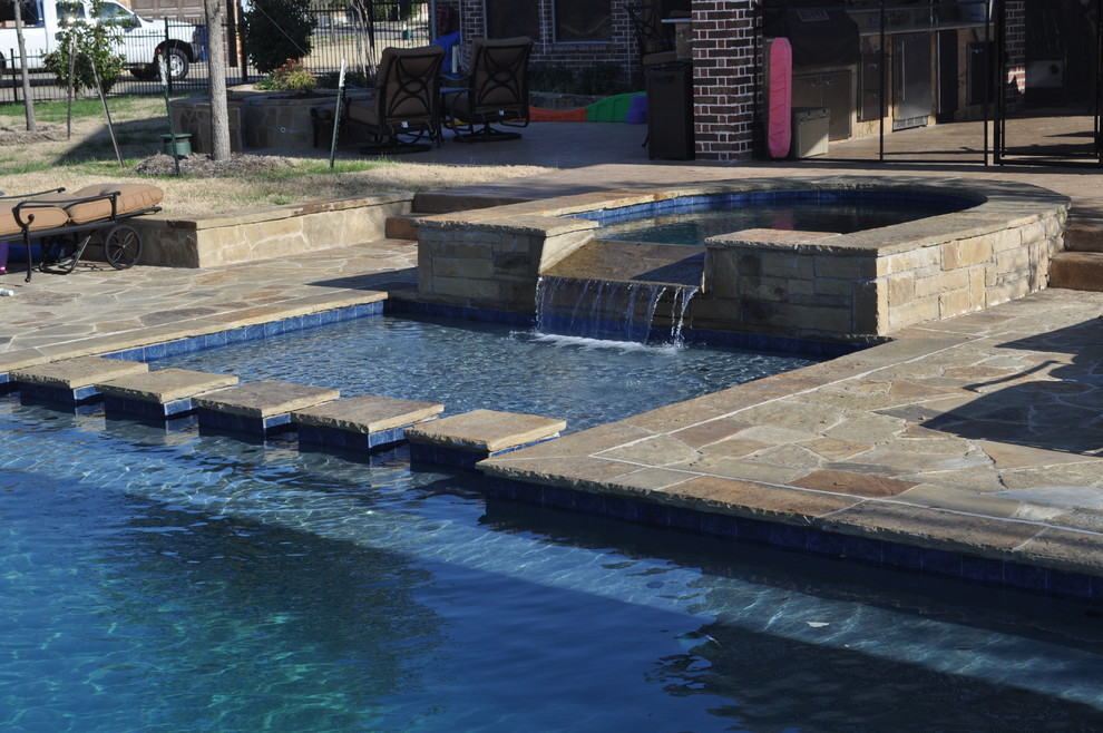 Großer Rustikaler Schwimmteich hinter dem Haus in rechteckiger Form mit Natursteinplatten in Dallas