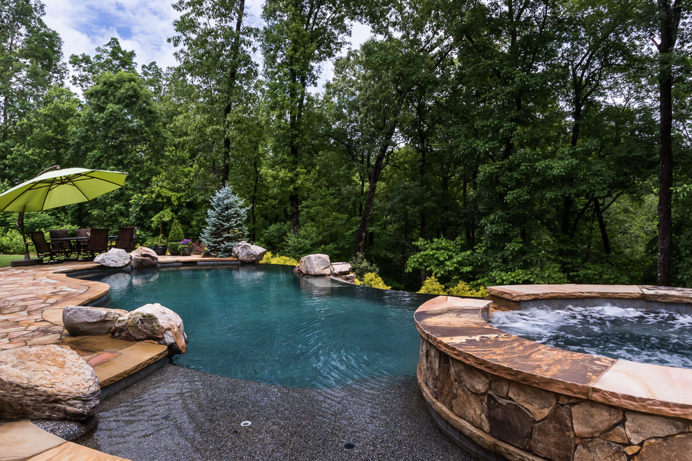 Geräumiger Klassischer Pool hinter dem Haus in individueller Form mit Natursteinplatten in Atlanta