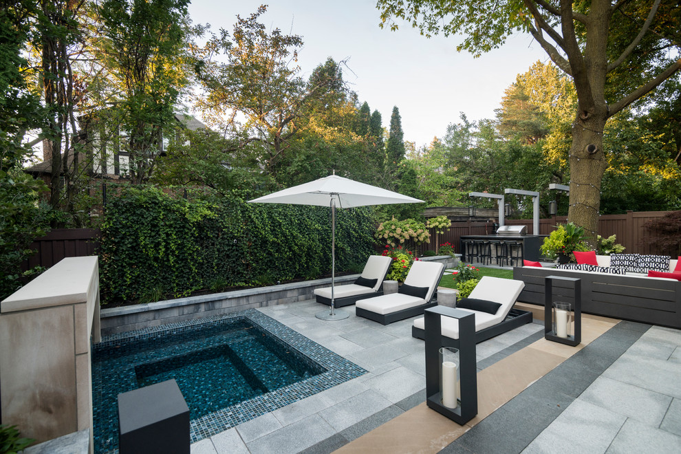 Стильный дизайн: маленький бассейн на заднем дворе в современном стиле с джакузи и мощением тротуарной плиткой для на участке и в саду - последний тренд