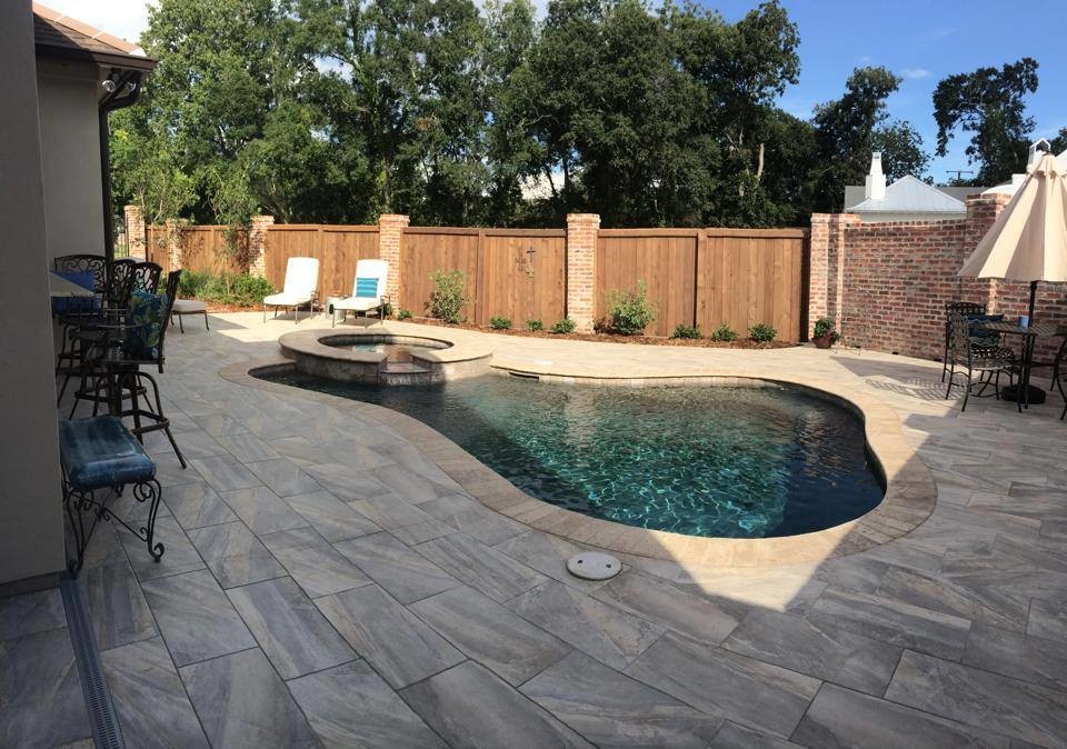 Modelo de piscinas y jacuzzis alargados clásicos pequeños a medida en patio trasero con entablado