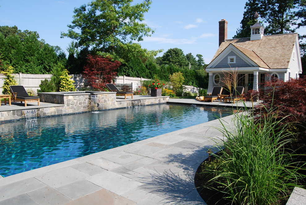 Immagine di una piscina chic con pavimentazioni in pietra naturale