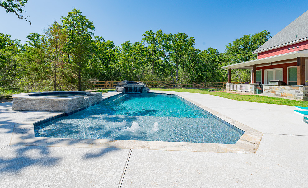 Modelo de piscinas y jacuzzis modernos grandes a medida en patio trasero con losas de hormigón