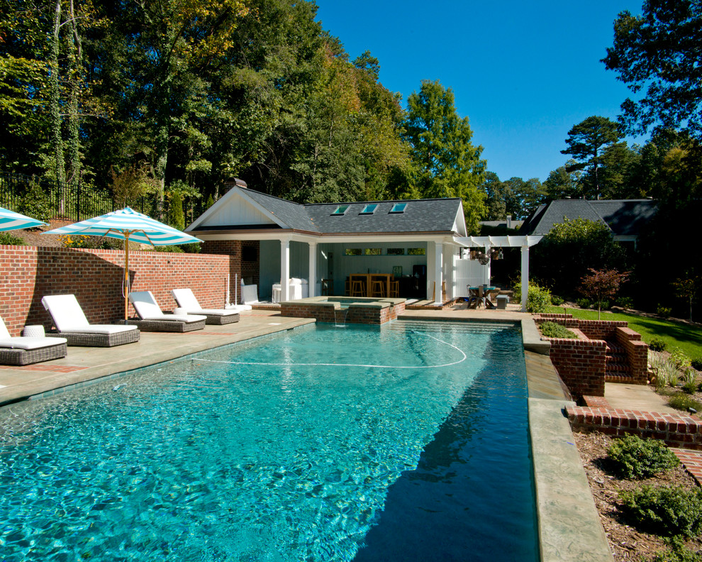 Inspiration för en stor vintage rektangulär pool på baksidan av huset, med poolhus