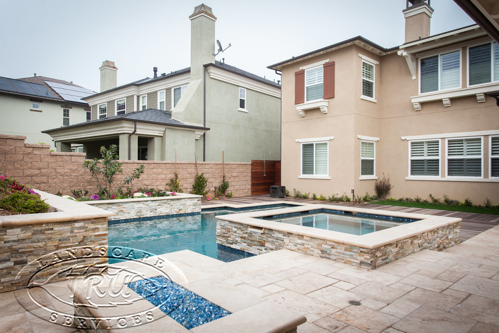 Foto de piscina con fuente moderna de tamaño medio en patio trasero con granito descompuesto