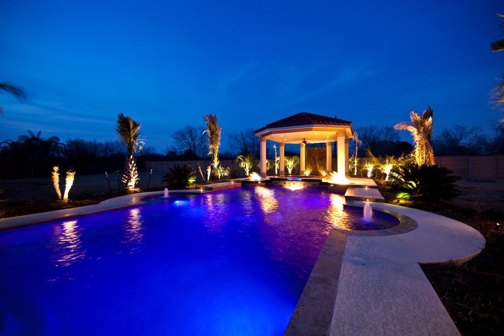 Modelo de casa de la piscina y piscina mediterránea a medida en patio trasero con losas de hormigón
