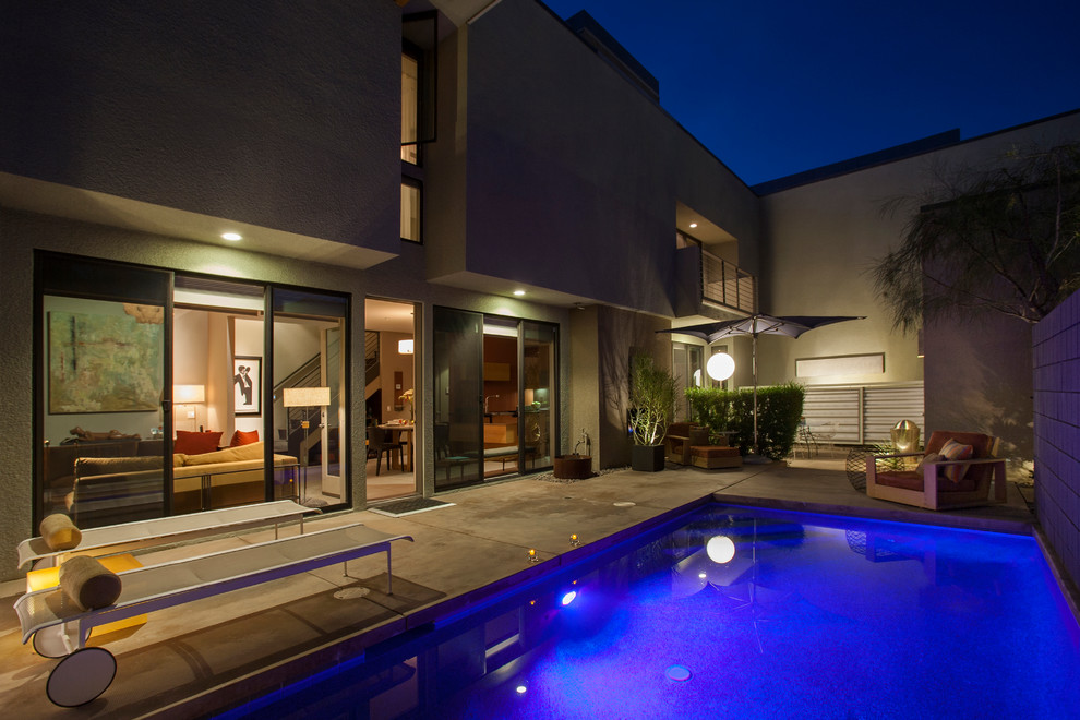 Modernes Sportbecken hinter dem Haus in rechteckiger Form mit Betonplatten in Los Angeles