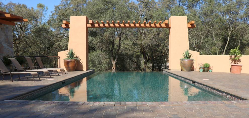 Réalisation d'un Abris de piscine et pool houses arrière sud-ouest américain de taille moyenne et rectangle avec des pavés en brique.