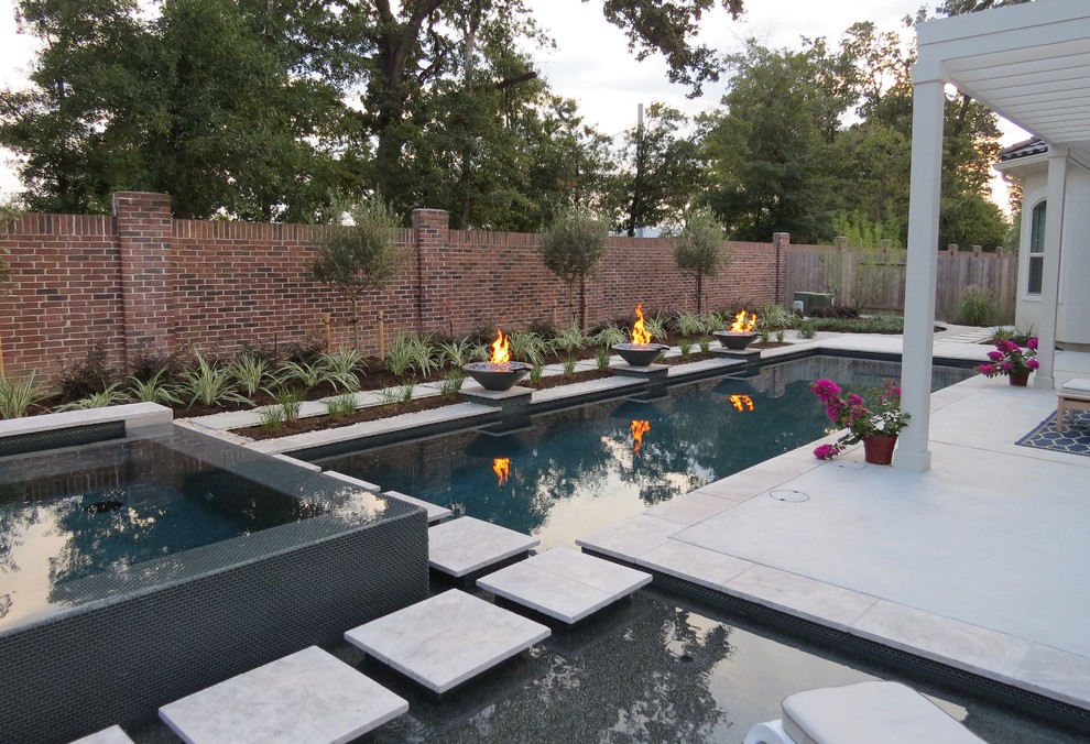 Diseño de piscinas y jacuzzis alargados actuales grandes rectangulares en patio trasero con adoquines de hormigón