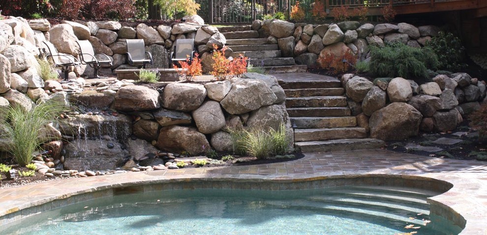 Источник вдохновения для домашнего уюта: бассейн в форме фасоли на заднем дворе в классическом стиле с покрытием из каменной брусчатки