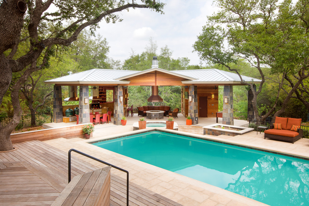 Idées déco pour une piscine contemporaine avec une terrasse en bois.