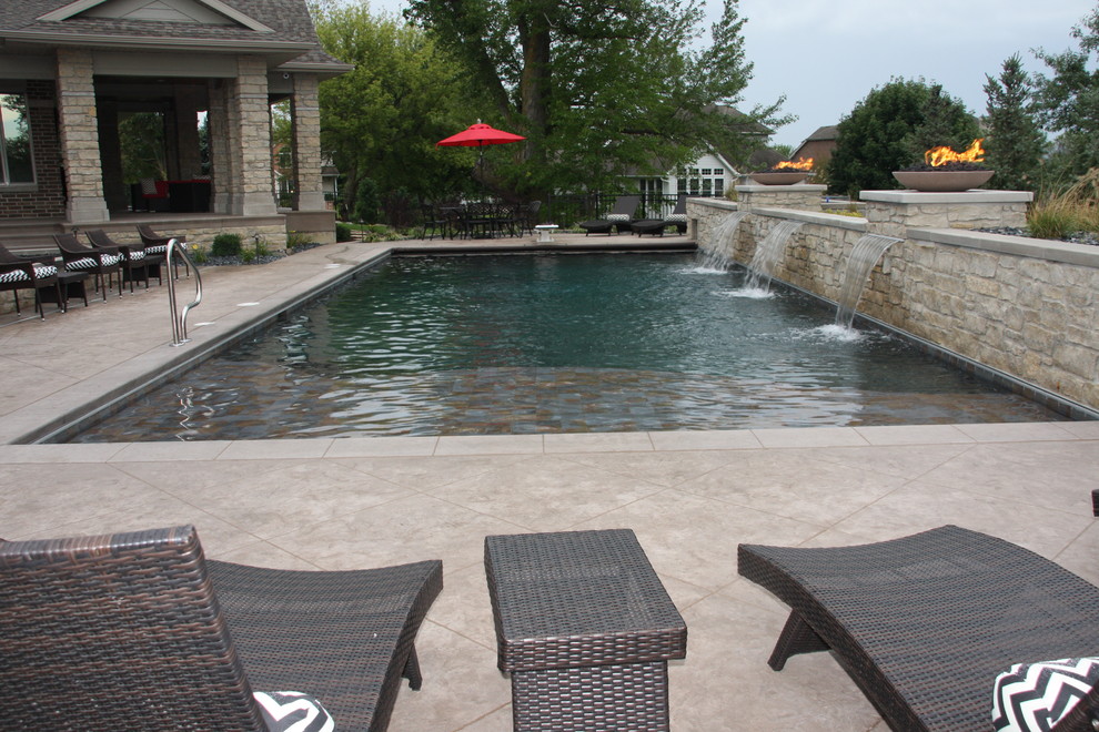This is an example of a contemporary swimming pool in Cedar Rapids.