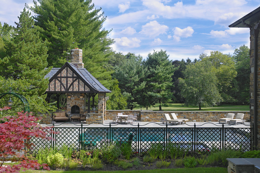 Klassischer Pool neben dem Haus in rechteckiger Form mit Natursteinplatten in Philadelphia
