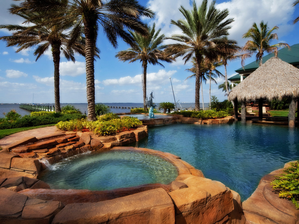 Foto di una piscina naturale tropicale personalizzata