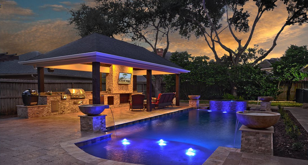 Foto de piscina con fuente natural actual grande a medida en patio trasero con adoquines de piedra natural