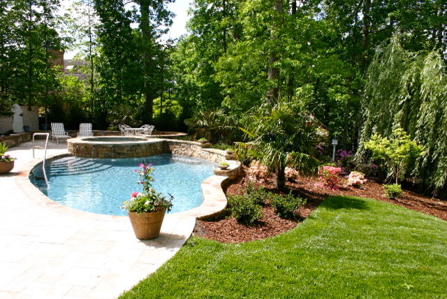 Idéer för en mellanstor klassisk pool på baksidan av huset, med spabad
